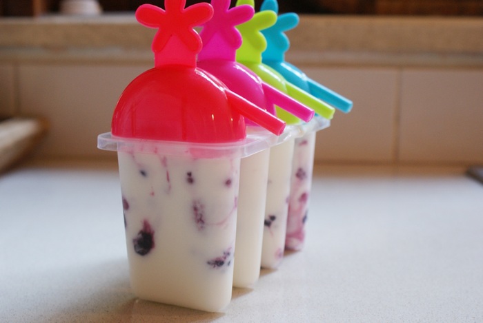 yogurt and fruit popsicles: healthy snacks for toddlers