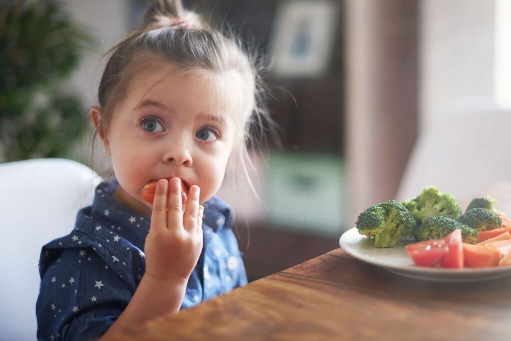 toddler eating veggies